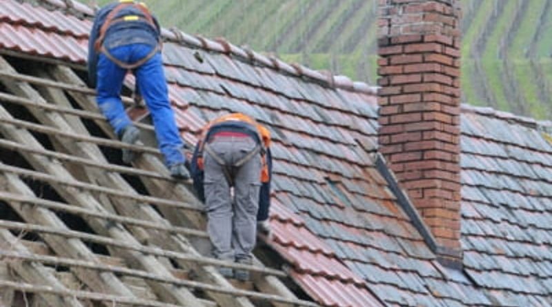 Muncitori acuza i de furt dup ce au mers s repare acoperi ul unei case din Hunedoara C i bani i au disp rut proprietarei