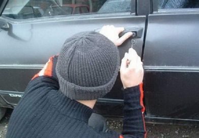 PRINS ÎN FLAGRANT, ÎN TIMP CE ÎNCERCA SĂ FURE DINTR-UN AUTOTURISM