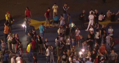 Protest aproximativ 1 000 de oameni protesteaza in piata victoriei